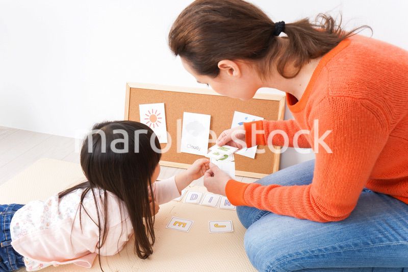 英会話教室でネイティブ教師と楽しく勉強をする子ども