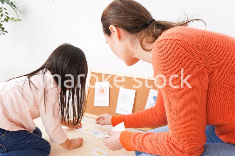 英語教室でネイティブ教師の授業を受ける子ども