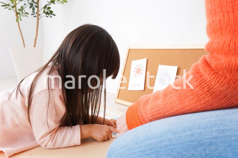 英会話教室でネイティブ教師と楽しく勉強をする子ども