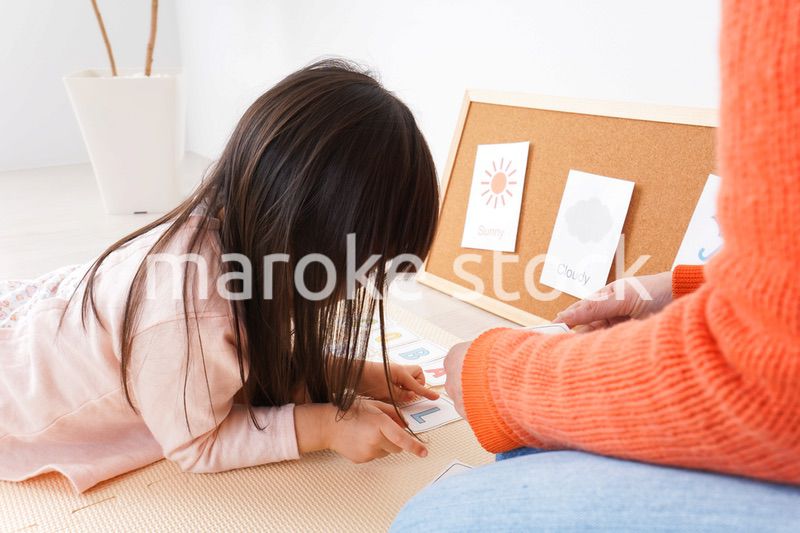 英会話教室でネイティブ教師と楽しく勉強をする子ども