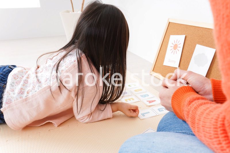 英会話教室でネイティブ教師と楽しく勉強をする子ども