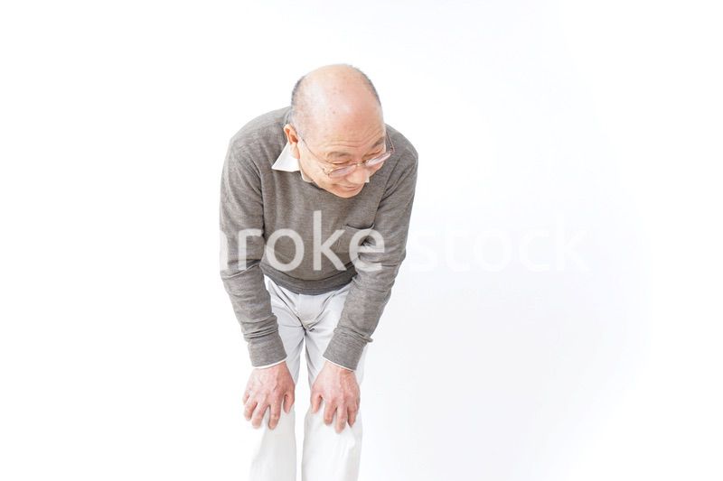 膝の痛みに苦しむシニア男性