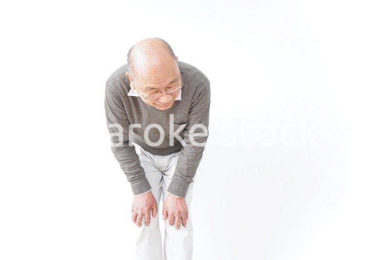 膝の痛みに苦しむシニア男性
