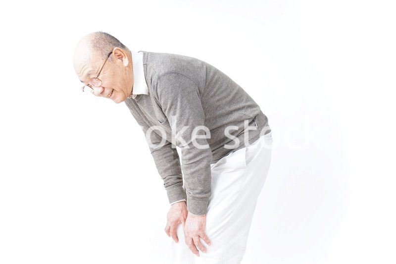 膝の痛みに苦しむシニア男性