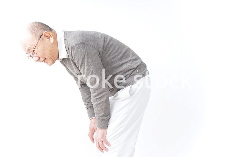 膝の痛みに苦しむシニア男性