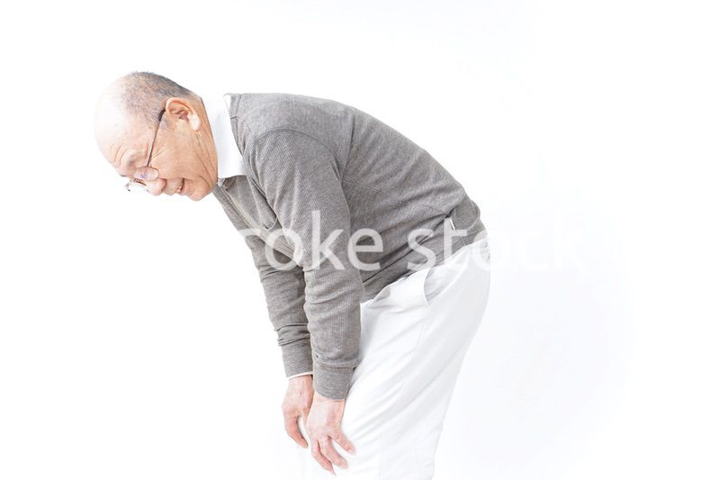 膝の痛みに苦しむシニア男性