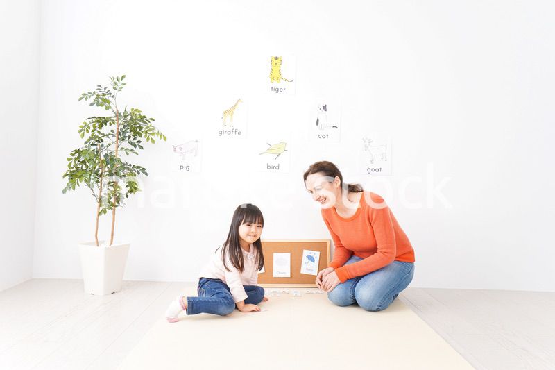 英語教室でネイティブ教師の授業を受ける子ども