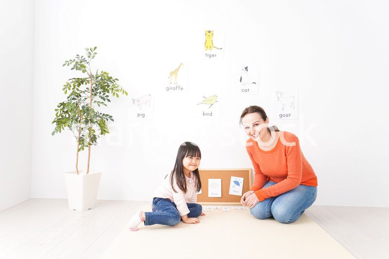 英語教室でネイティブ教師の授業を受ける子ども