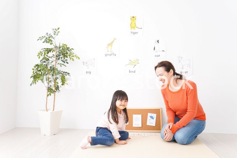 ネイティブスピーカーと英語を勉強する子ども