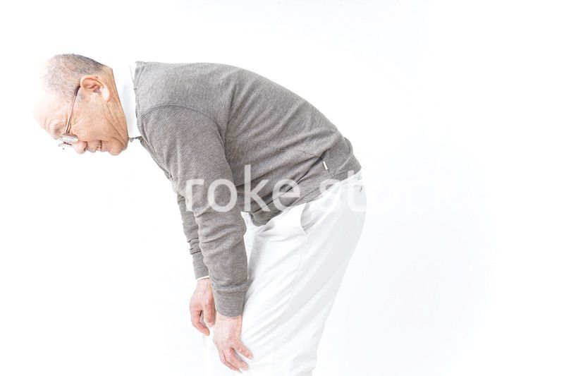 膝の痛みに苦しむシニア男性