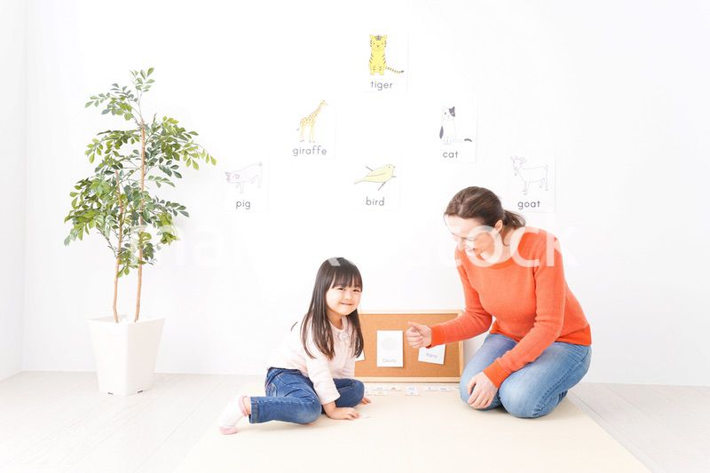 英語教室でネイティブ教師の授業を受ける子ども