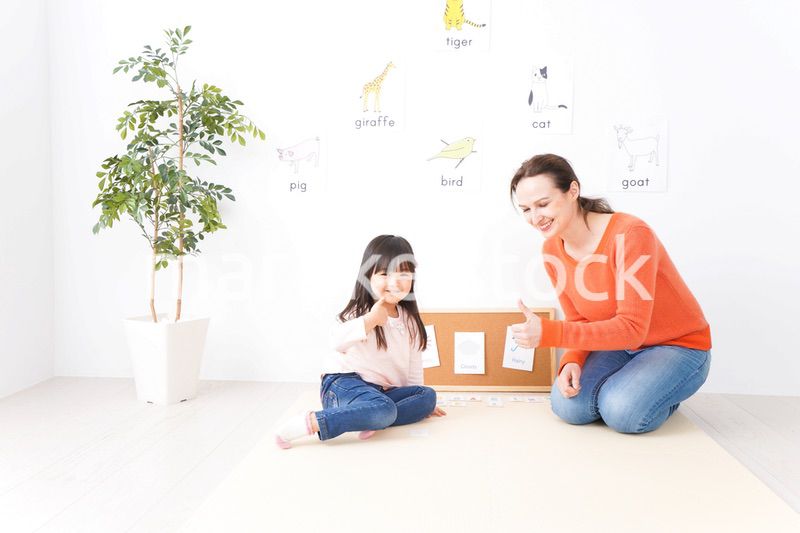 英会話教室でネイティブ教師と楽しく勉強をする子ども