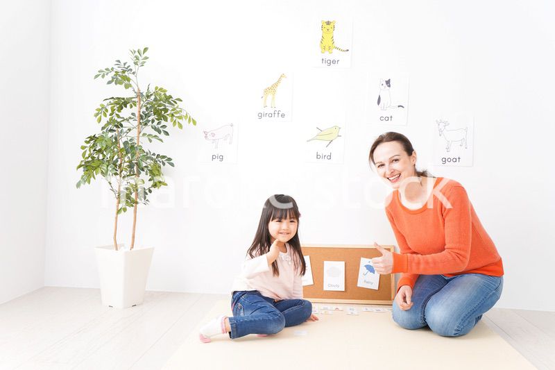 英語教室でネイティブ教師の授業を受ける子ども