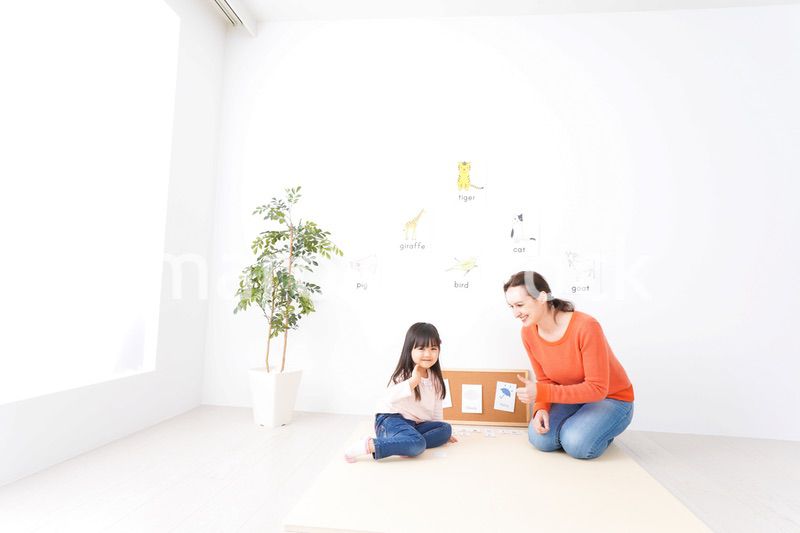 英会話教室でネイティブ教師と楽しく勉強をする子ども