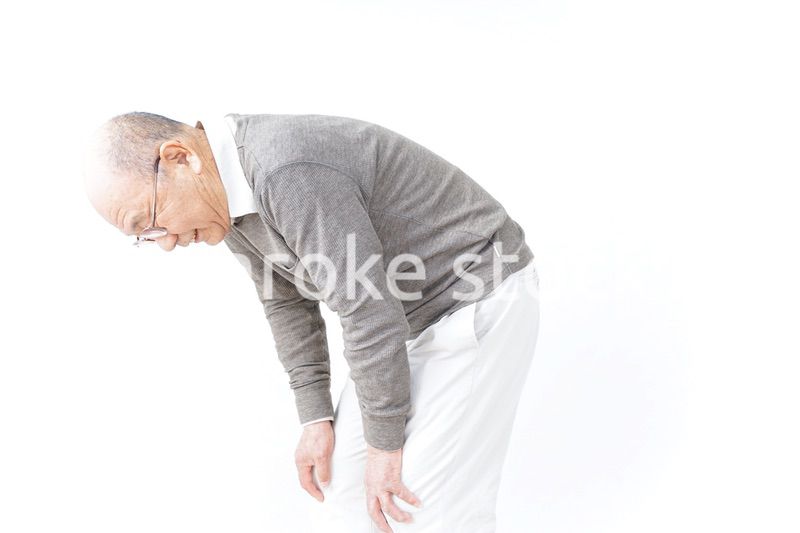 膝の痛みに苦しむシニア男性