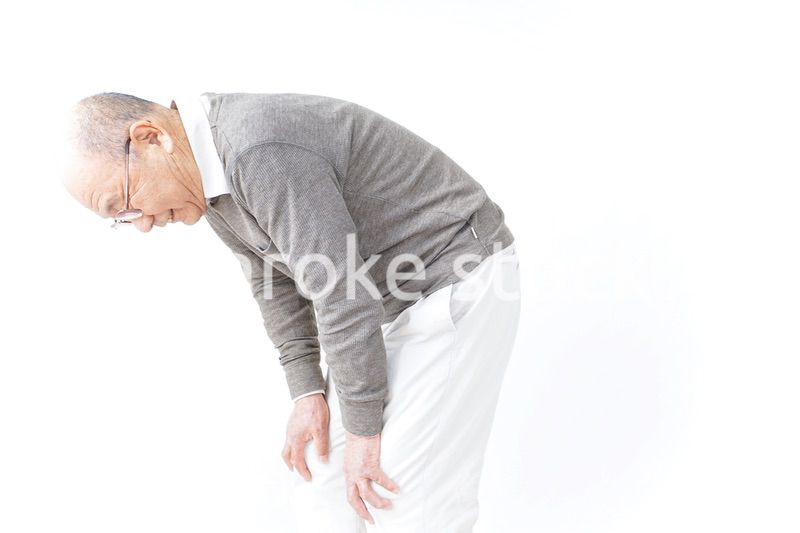 膝の痛みに苦しむシニア男性