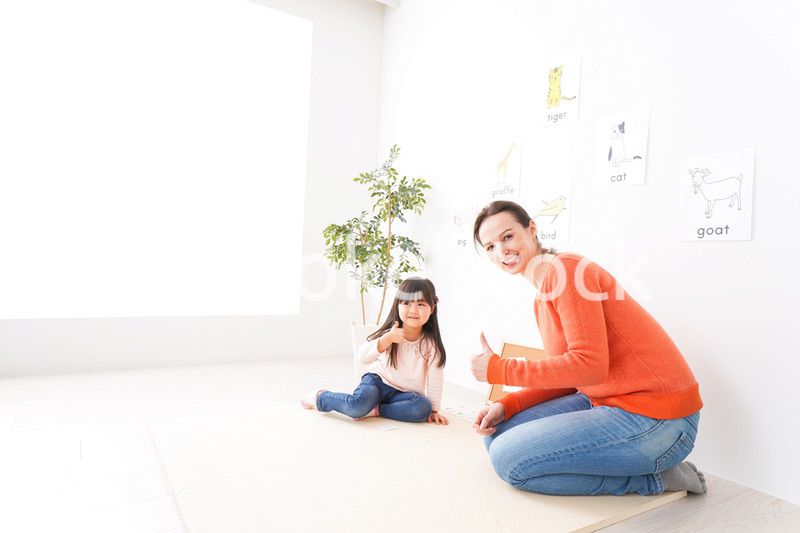 英語教室でネイティブ教師の授業を受ける子ども