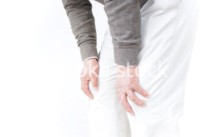膝の痛みに苦しむシニア男性