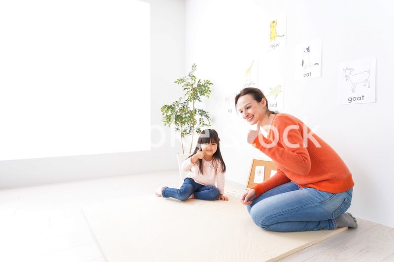 英会話教室でネイティブ教師と楽しく勉強をする子ども