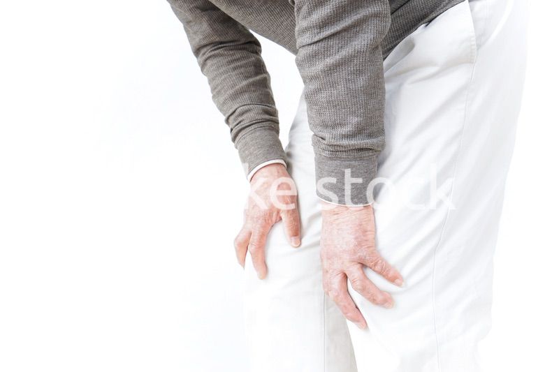 膝の痛みに苦しむシニア男性