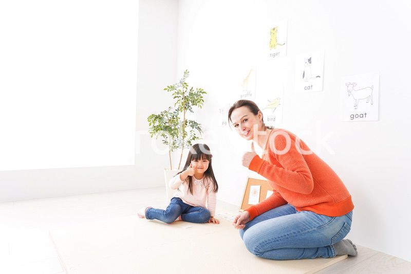 英語教室でネイティブ教師の授業を受ける子ども