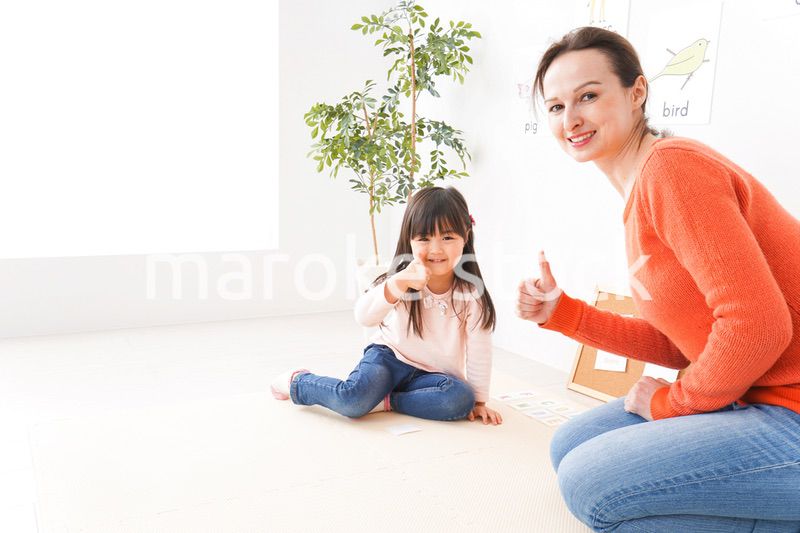 英語教室でネイティブ教師の授業を受ける子ども