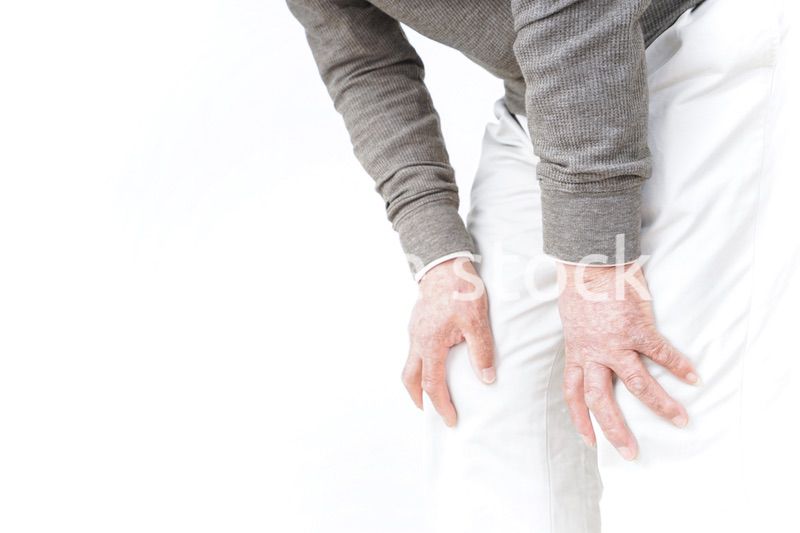 膝の痛みに苦しむシニア男性