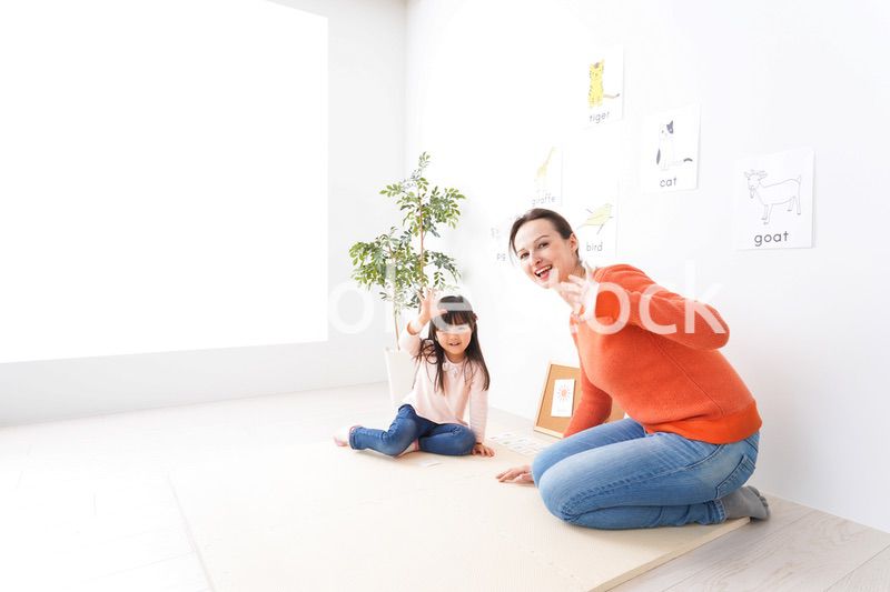 英会話教室でネイティブ教師と楽しく勉強をする子ども