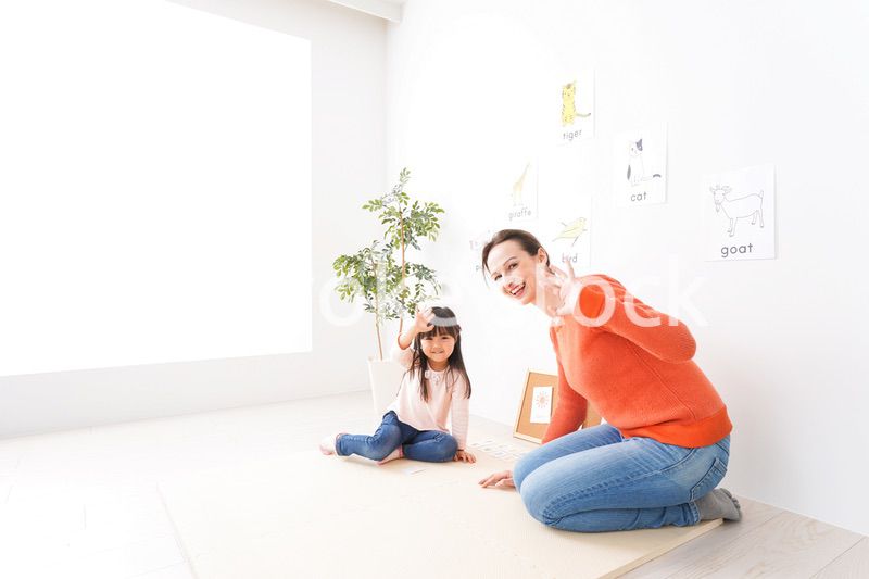 ネイティブスピーカーと英語を勉強する子ども