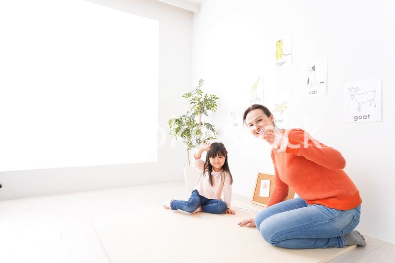 英語教室でネイティブ教師の授業を受ける子ども