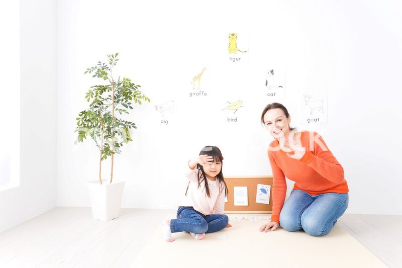 英会話教室でネイティブ教師と楽しく勉強をする子ども