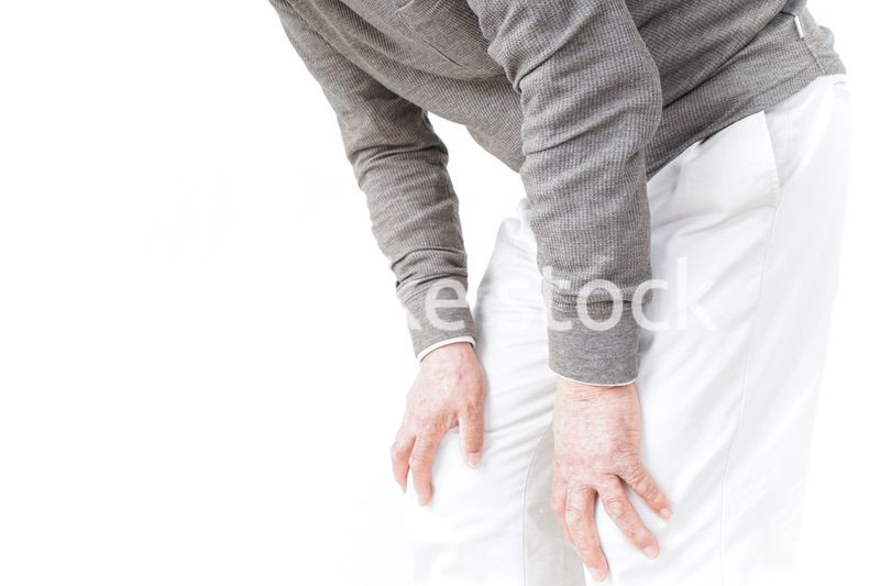 膝の痛みに苦しむシニア男性