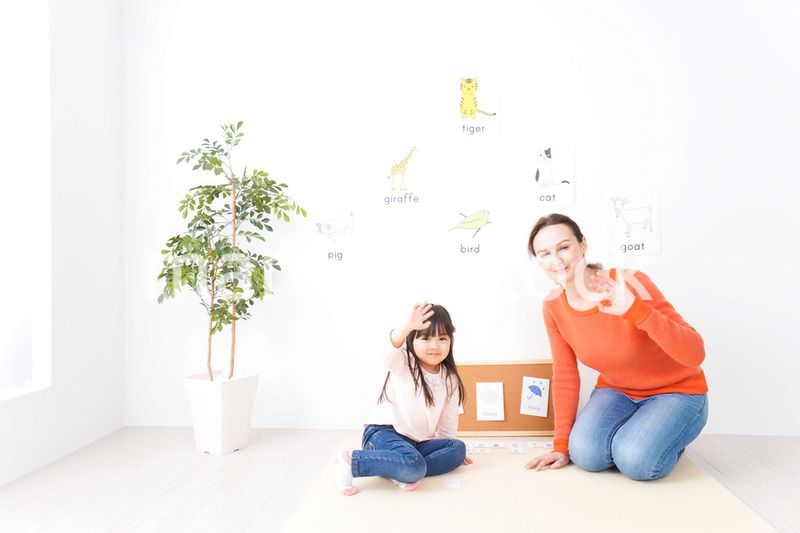 英会話教室でネイティブ教師と楽しく勉強をする子ども