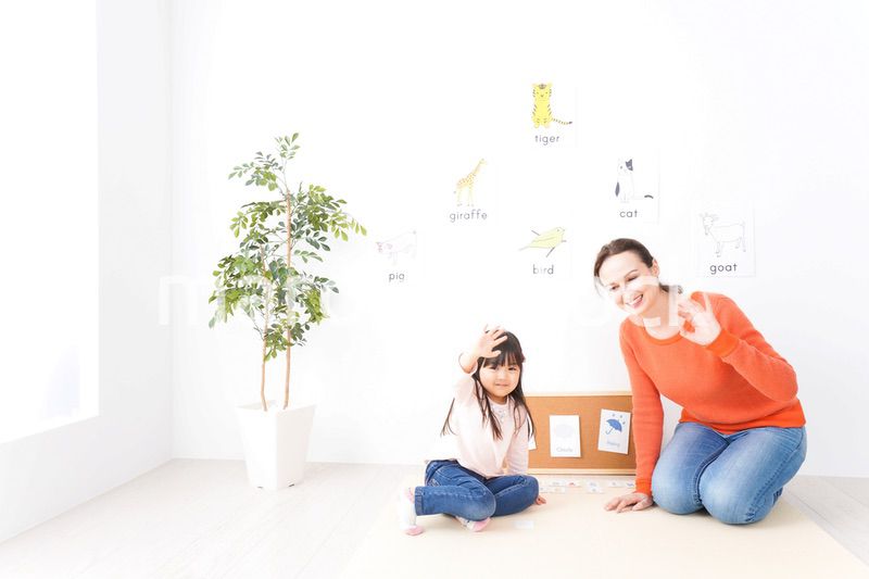 英会話教室でネイティブ教師と楽しく勉強をする子ども