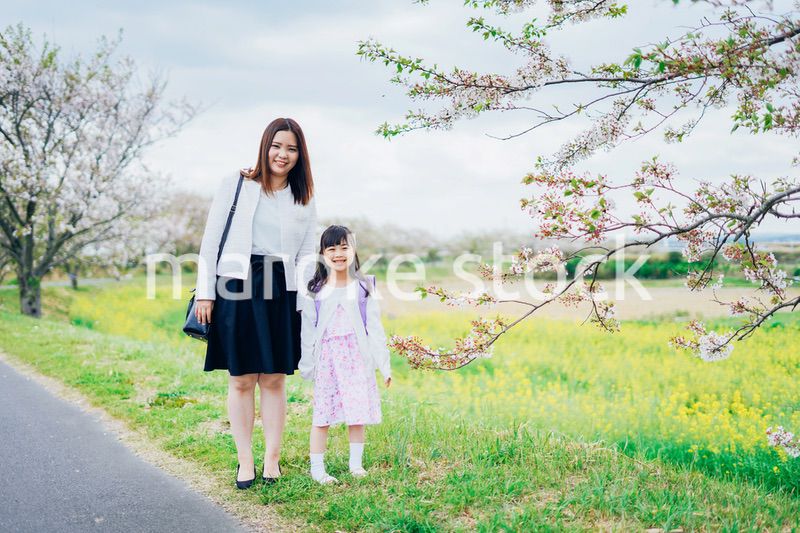 入学式に行く女の子とお母さん