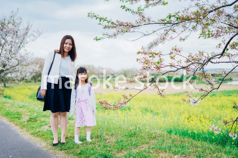 入学式に行く女の子とお母さん
