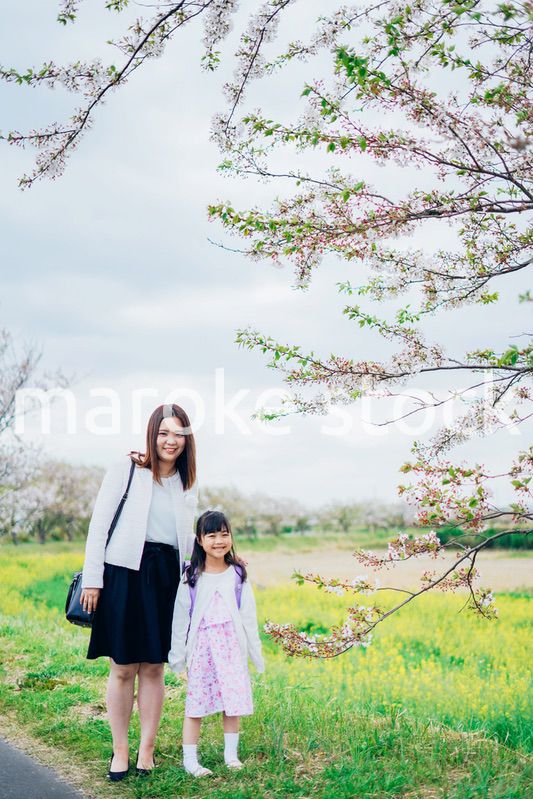 入学式に行く女の子とお母さん