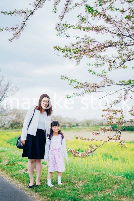 入学式に行く女の子とお母さん