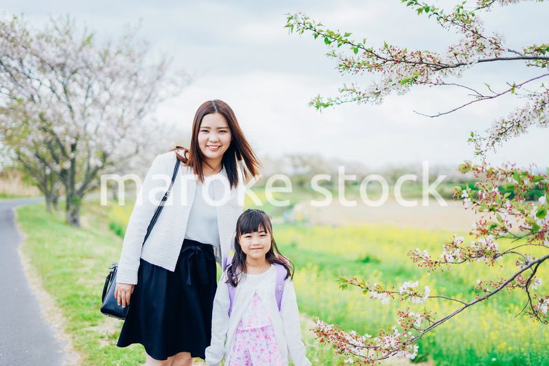 入学式に行く女の子とお母さん