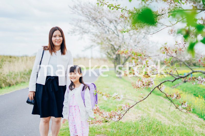 入学式に行く女の子とお母さん