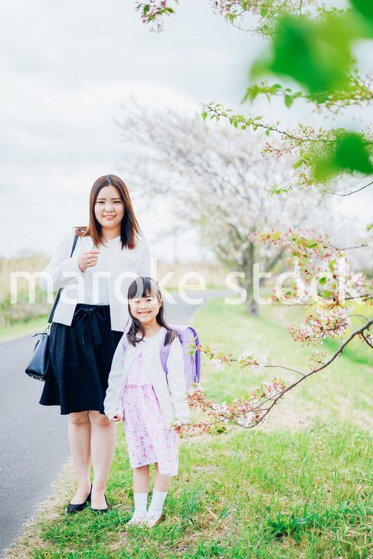 入学式に行く女の子とお母さん