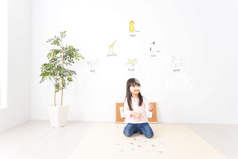 英語のお勉強をする子ども