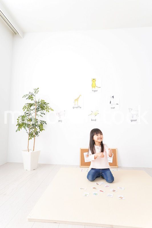 英語のお勉強をする子ども