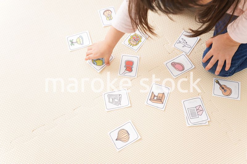 英語のお勉強をする子ども