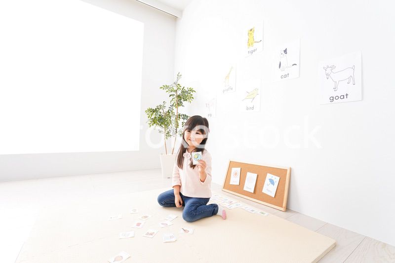 英語のお勉強をする子ども