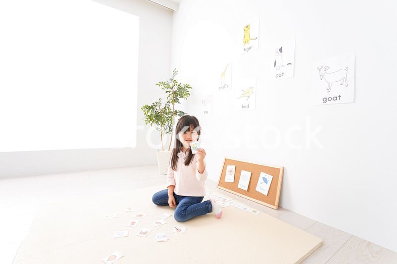 英語のお勉強をする子ども