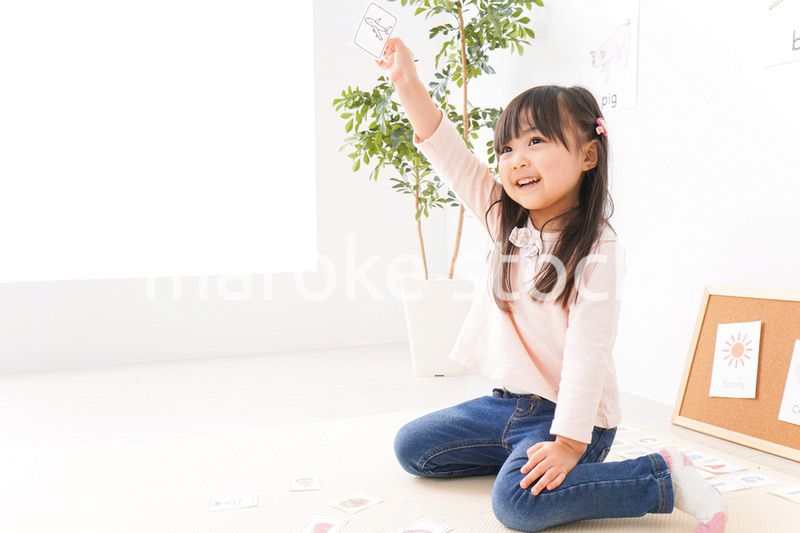 英語のお勉強をする子ども