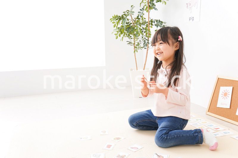 英語のお勉強をする子ども