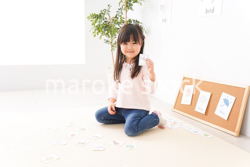 英語のお勉強をする子ども