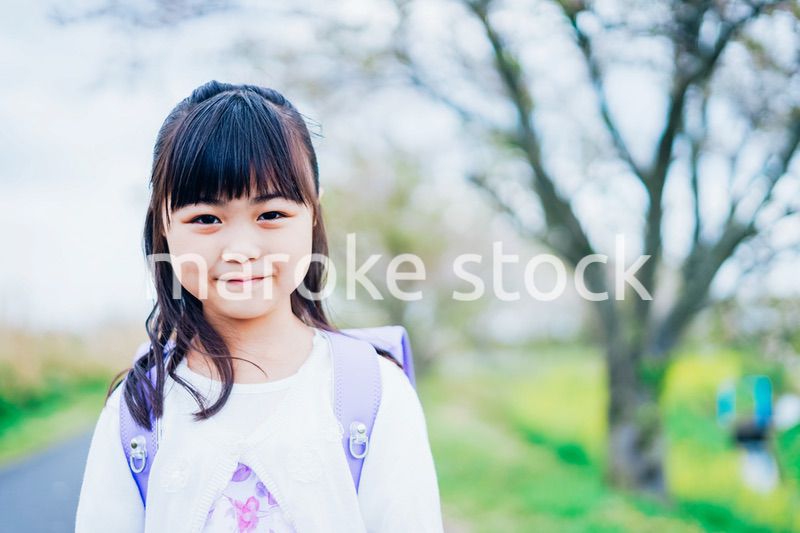 小学校に登校する小さな女の子